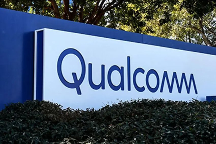 شركة Qualcomm تحقق نتائج مالية أفضل من التوقعات بعم من سوق الهواتف المزودة بالذكاء الاصطناعي