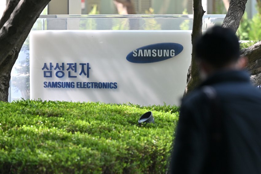 Samsung تحظر على موظفيها استخدام أدوات الذكاء الاصطناعي مثل ChatGPT