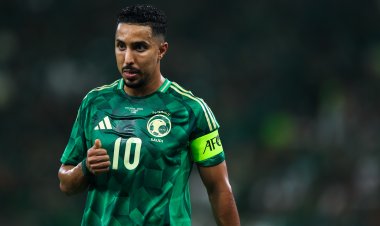 تعليق "ساخر" من أمير سعودي بعد مطالب بإبعاد سالم الدوسري عن المنتخب