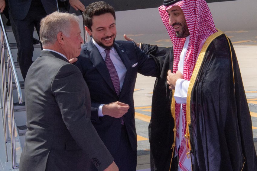 قاد بهما السيارة.. تفاعل على حفاوة استقبال محمد بن سلمان للملك عبدالله وولي عهد الأردن بالرياض