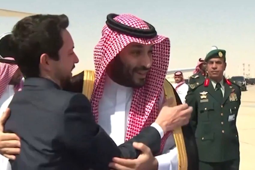 الأردن.. عناق محمد بن سلمان الحميم للملك عبدالله والأمير الحسين يدفع بالفنان عمر العبدلات للتعليق