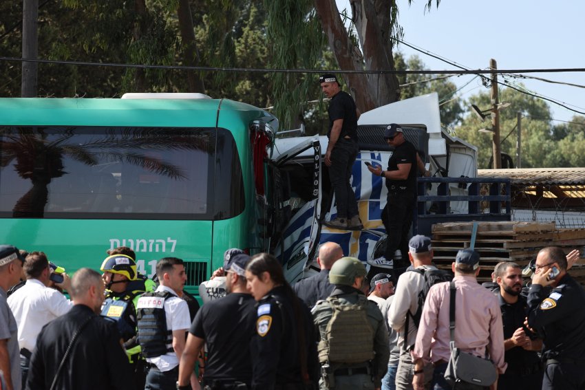 "هجوم متعمد".. ماذا نعلم عن حادث اصطدام شاحنة بمحطة حافلات وسط إسرائيل؟