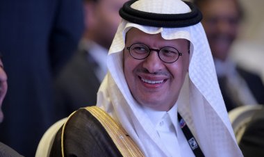 "راحت طاقته... شايب".. هكذا رد عبدالعزيز بن سلمان على طفلة وصفته بـ"أمير الطاقة"