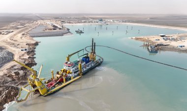 بالصور.. اكتمال أعمال حفر وربط حوض تصنيع النفق المغمور مع قناة خور الزبير 