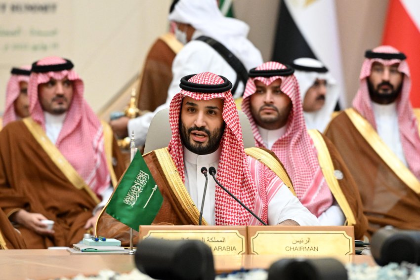 بعد زيارة رئيس الأركان السعودي إلى إيران.. اتصال بين محمد بن سلمان وبزشيكان