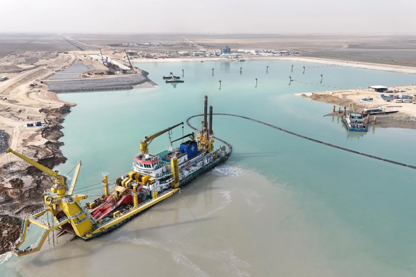 بالصور.. اكتمال أعمال حفر وربط حوض تصنيع النفق المغمور مع قناة خور الزبير 