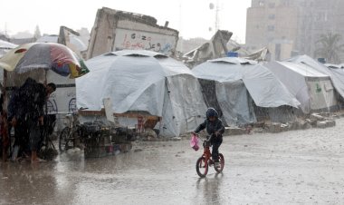 "نموت من البرد".. النازحون الفلسطينيون يواجهون الشتاء في غزة