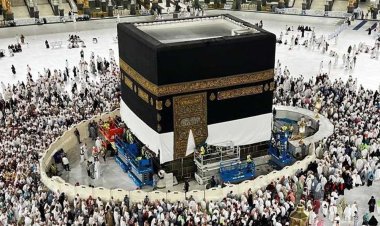 رفع كسوة الكعبة استعدادا لموسم الحج