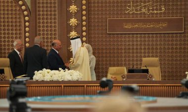 العراق يتسلم من البحرين رئاسة القمة العربية بدورتها الرابعة والثلاثين