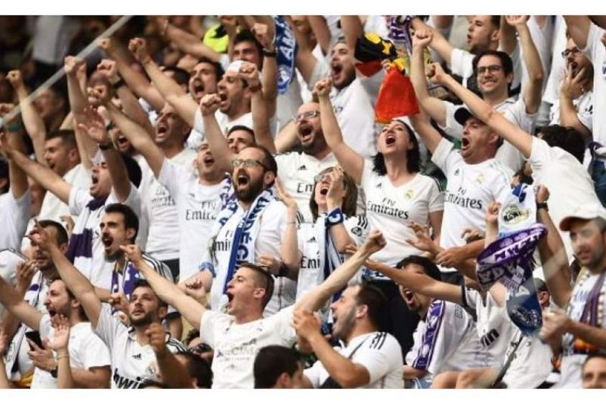 جماهير مدريد الغاضبة ترفع لافتة مهينة بوجه أنشيلوتي ونجوم الفريق