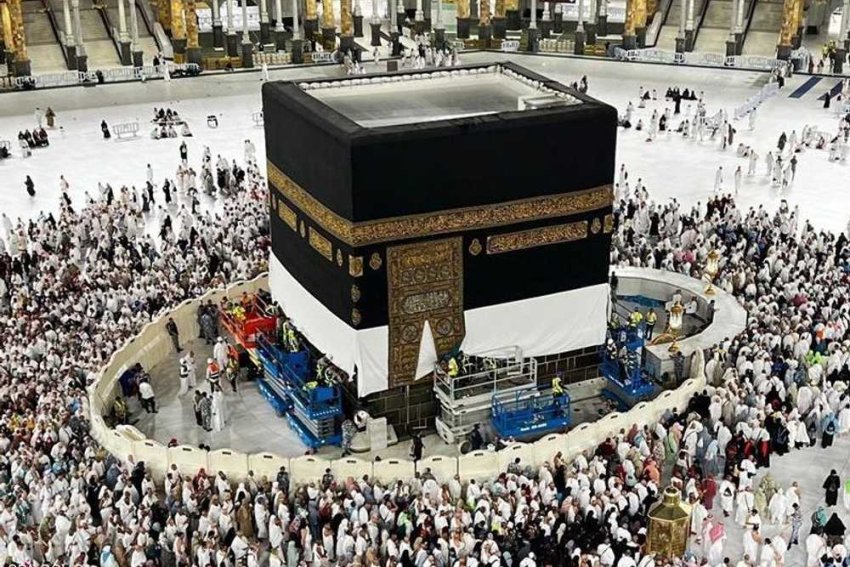 رفع كسوة الكعبة استعدادا لموسم الحج