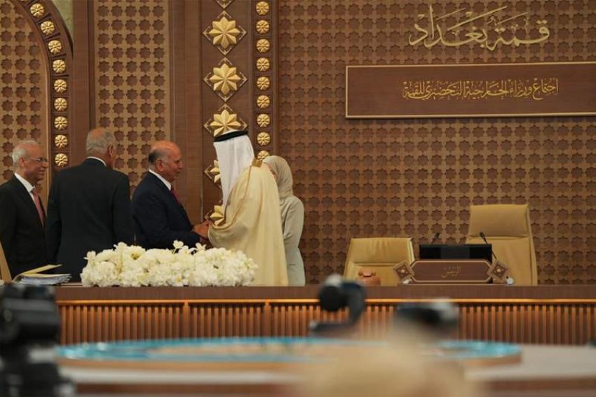 العراق يتسلم من البحرين رئاسة القمة العربية بدورتها الرابعة والثلاثين
