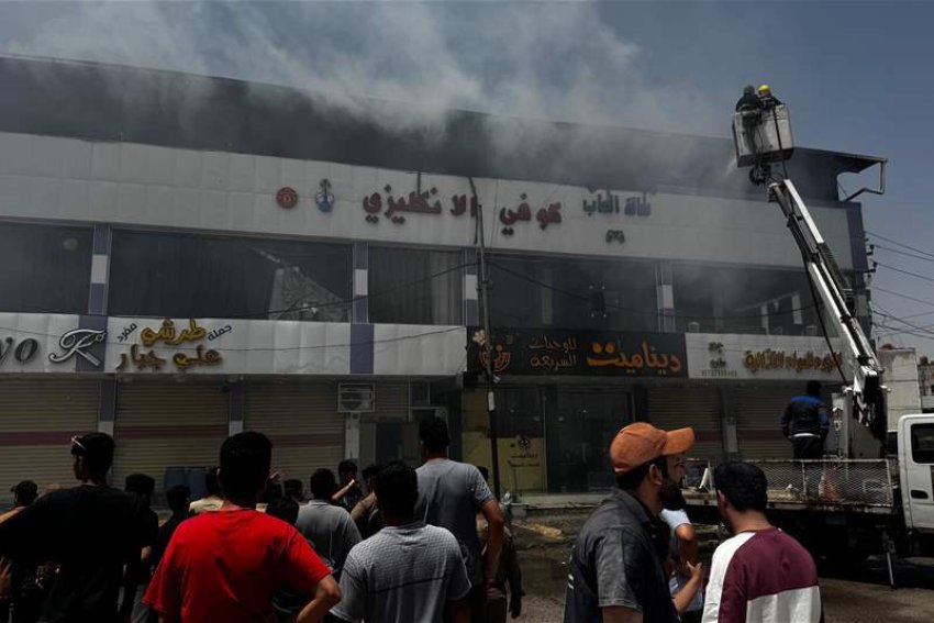 بالصور.. حريق داخل صالة ألعاب في البصرة