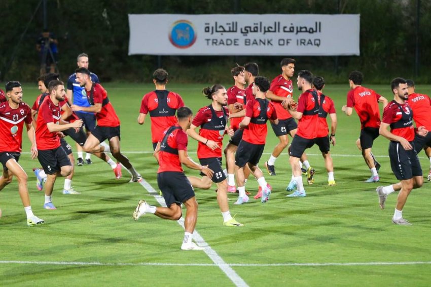 أرنولد يباشر بتدريبات "صارمة ومكثفة" للاعبي المنتخب العراقي