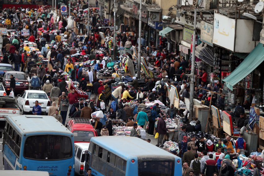 مصر: فيديو لأشخاص يعاكسون فتيات ويعتدون على آخرين بسلاح أبيض.. والداخلية تعلق