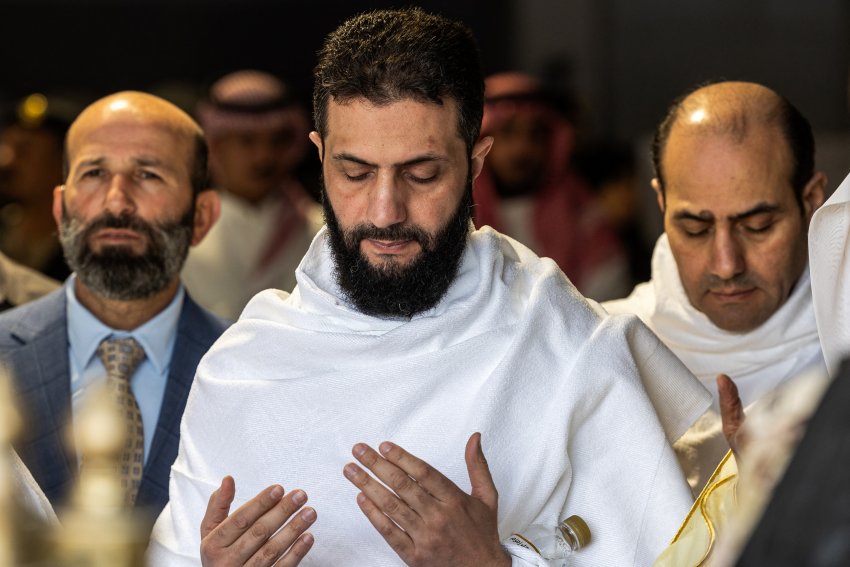 "إخواننا في السعودية ما قصروا معنا".. تفاعل على اتصال فيديو بين أحمد الشرع وحجاج سوريين