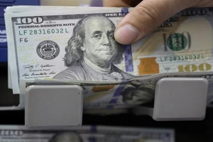 الدولار يتراجع إلى أدنى مستوياته منذ 3 أعوام ونصف