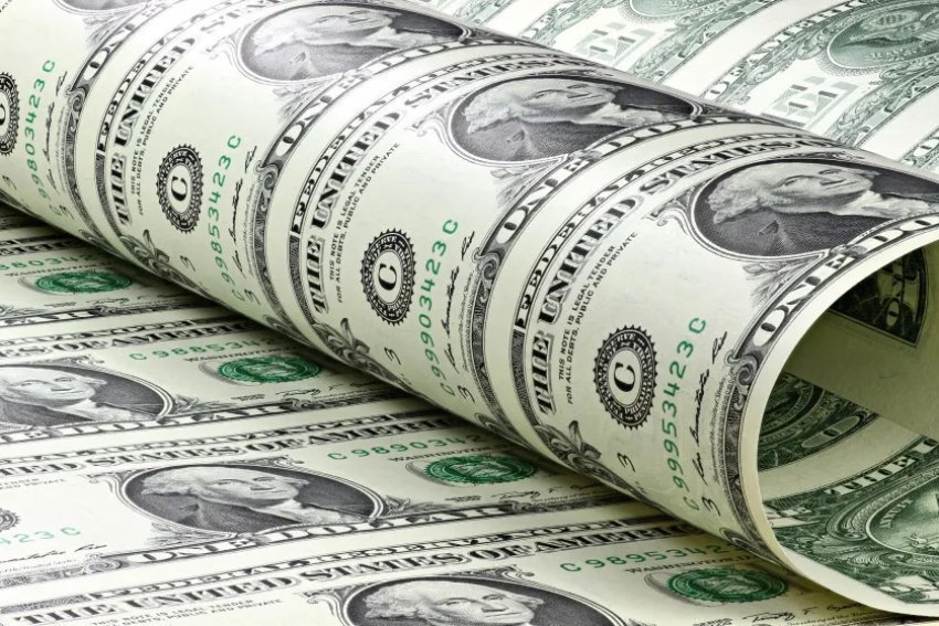 الدولار يتراجع وسط تنامي التفاؤل بشأن اتفاقيات تجارية أميركية