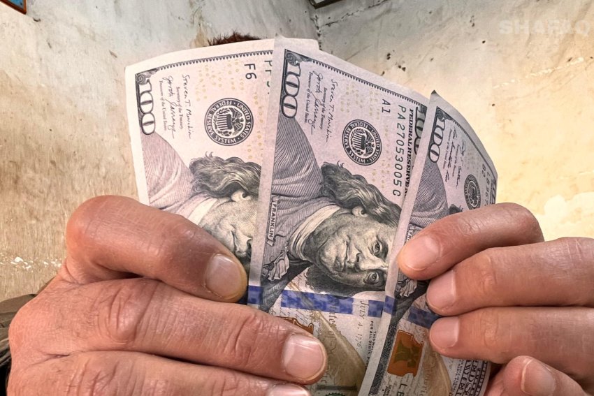 انخفاض أسعار الدولار في بغداد واستقرارها بأربيل