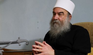 حكمت الهجري.. زعيم دروز سوريا الروحي يتصدر مشهد الأزمة في السويداء