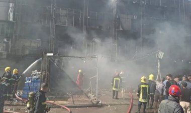 إخماد حريق داخل بناية تجارية في منطقة الطالبية ببغداد