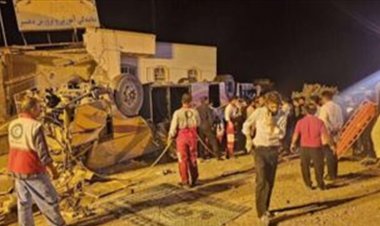 21 قتيلا و29 مصابا بانقلاب حافلة في إيران