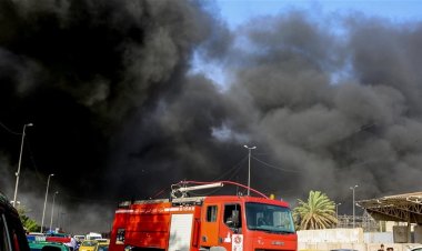 الدفاع المدني يباشر بإخماد حريق في مخزن تجاري وسط بغداد