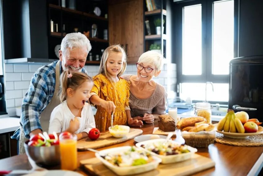 دراسة: رعاية الأحفاد تحمي كبار السن من الخرف