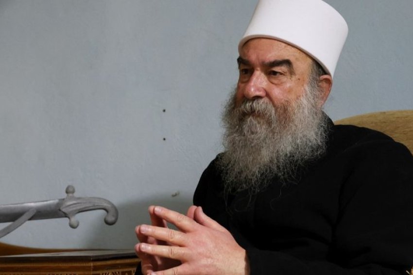 حكمت الهجري.. زعيم دروز سوريا الروحي يتصدر مشهد الأزمة في السويداء