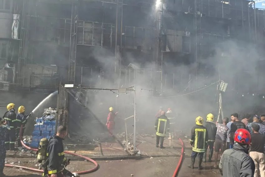 إخماد حريق داخل بناية تجارية في منطقة الطالبية ببغداد