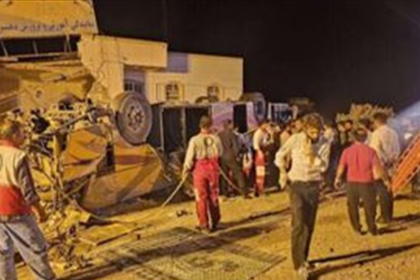 21 قتيلا و29 مصابا بانقلاب حافلة في إيران