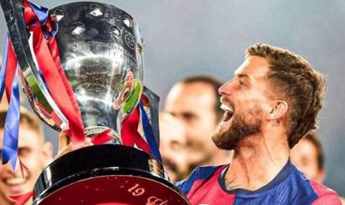 بعد رحيل إينيغو مارتينيز.. برشلونة يحدد موقفه من ضم مدافع جديد