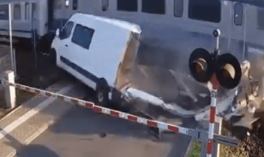فيديو.. نجاة سائق بأعجوبة من حادث خطير مع قطار