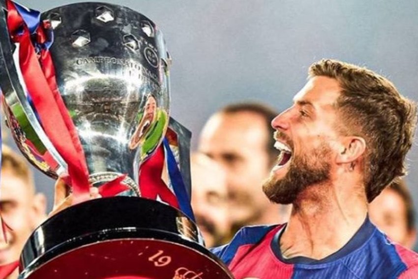 بعد رحيل إينيغو مارتينيز.. برشلونة يحدد موقفه من ضم مدافع جديد