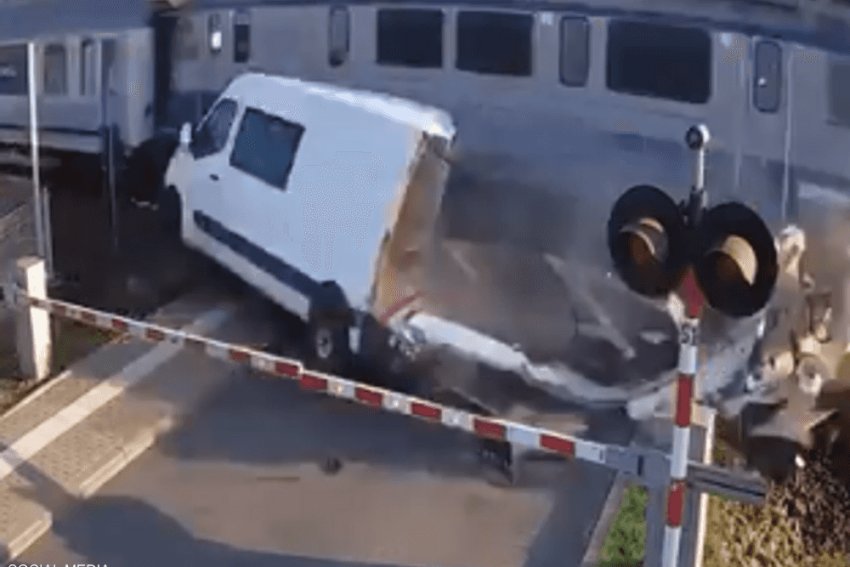 فيديو.. نجاة سائق بأعجوبة من حادث خطير مع قطار