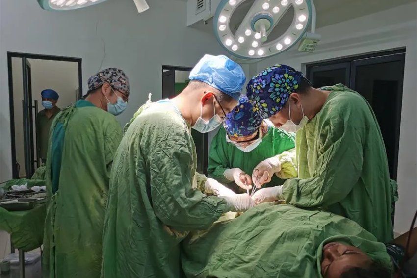 أطباء صينيون ينقذون رجلا كاد أن يفقد رأسه بالكامل
