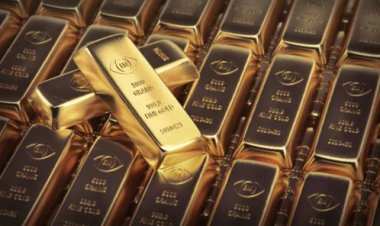 مع تراجع الدولار.. الذهب يحوم قرب مستوى قياسي
