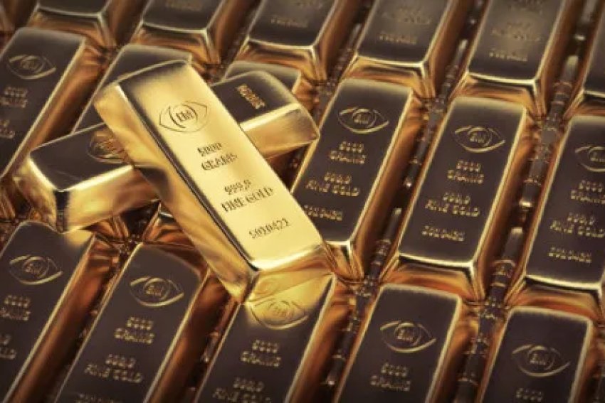 مع تراجع الدولار.. الذهب يحوم قرب مستوى قياسي