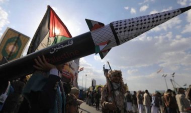 الحوثيون يعلنون إصابة سفينة في خليج عدن بصاروخ مجنح