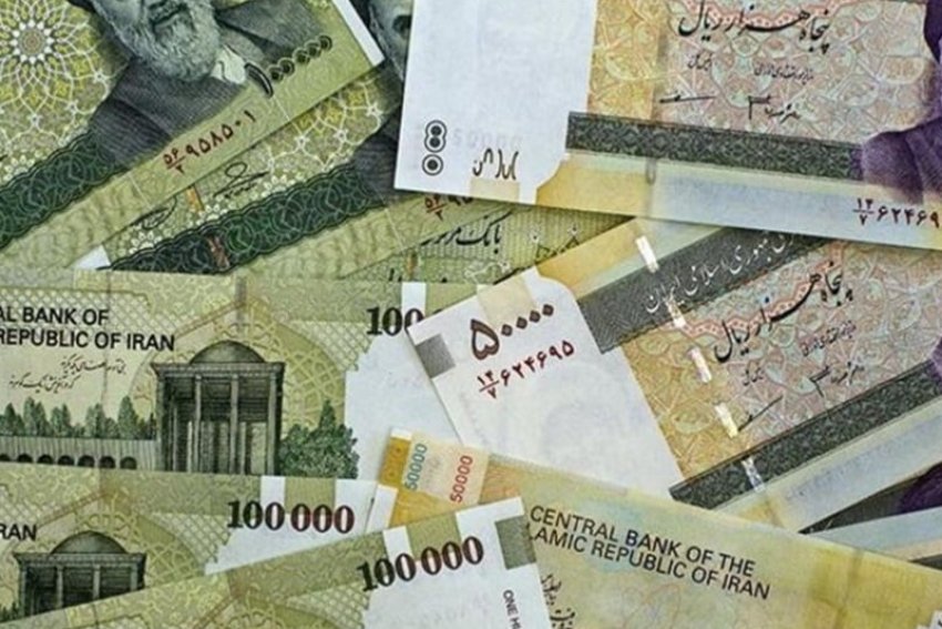 الدولار يقفز فوق 117 ألف تومان في إيران