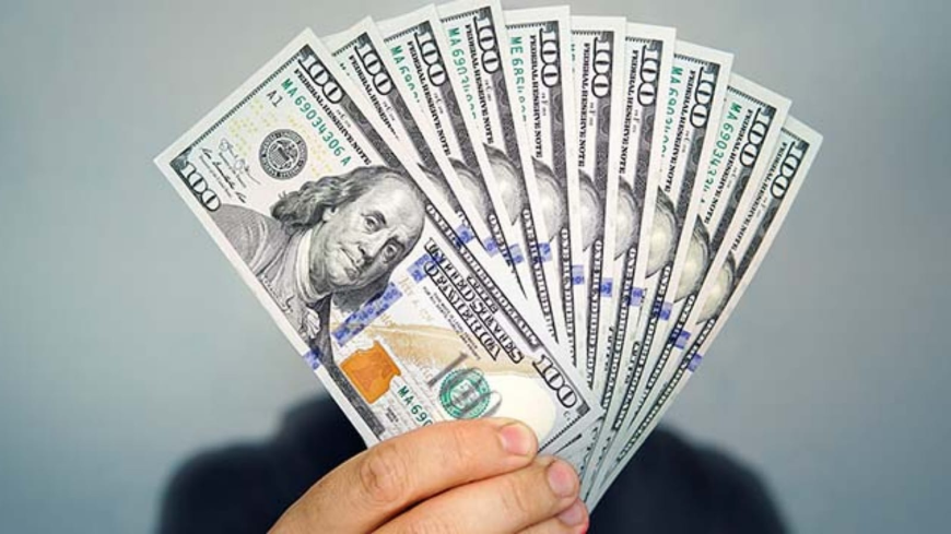 الدولار يفتتح الأسبوع مرتفعاً مقابل الدينار في بغداد واربيل