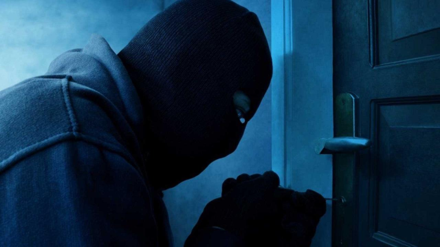 بحجة الدخول للمرحاض.. مجرم يسرق ويقتل سيدة سبعينية في بابل