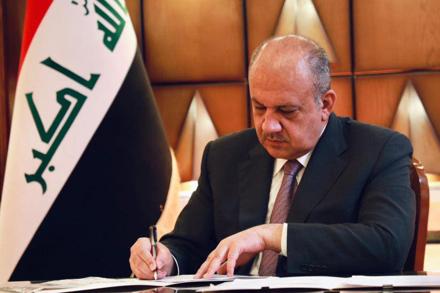 وزير الدفاع يعلن شمول جميع المحافظات بقرار توزيع الأراضي