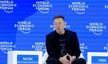 ماسك يعلن اعتزام تسلا طرح روبوتات شبيهة بالبشر بنهاية 2027