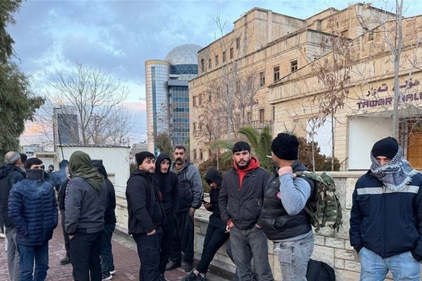 مشاهد تشبه نفير الفتوى.. حشود في السليمانية تتوجه لسوريا للقتال رجالا ونساء