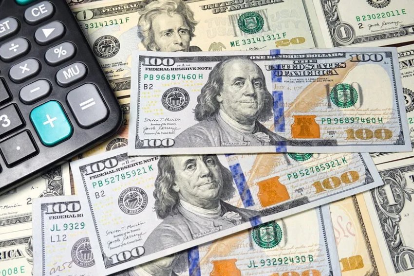 الدولار يتجه لتسجيل أكبر انخفاض أسبوعي خلال عام