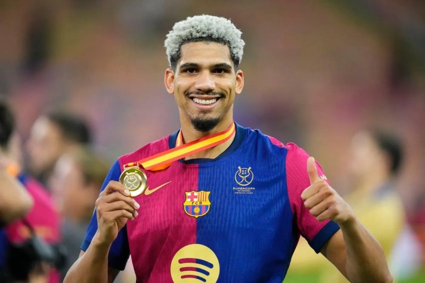 يلعب في كل المراكز.. برشلونة يكشف عن سلاحه السري في حراسة المرمى بعد رحيل تير شتيغن