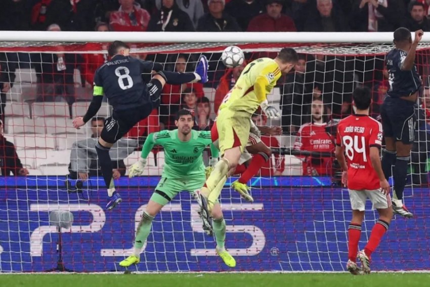 مورينيو يصف هدف حارسه في ريال مدريد بالمعجزة