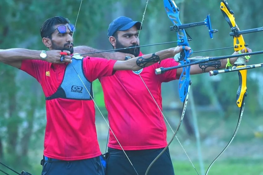 بسبب تأخر الرواتب .. مدرب منتخب القوس والسهم العراقي يترك مهامه ويغادر لإيران