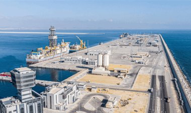 استهداف خزانات وقود بميناء الدقم التجاري بعدد من المسيرات